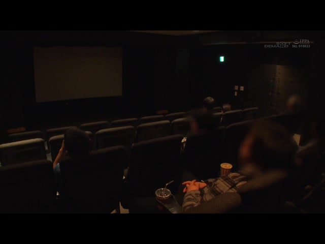 映画館のレイトショーでうたた寝するお疲れ気味OLを拘束してブランケットの中のねっとり粘着手淫でサイレント失禁イキさせる