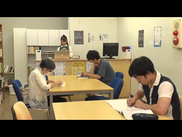 青年チ○ポを本棚越し手コキでこっそり発射させ声我慢SEXで中出しまでさせる年下好き美人司書