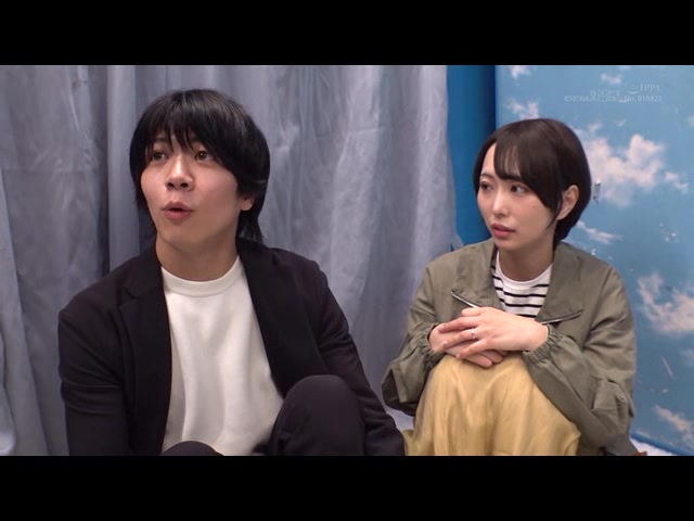 マジックミラー号　服着たままでいいのでマッサージさせてくれませんか！？と声をかけ巷で話題のクイックマッサージを初体験！愛する旦那とはミラー越し30cmの状況で声を我慢すればするほど感じちゃう・・・本物人妻が我慢できずにスカートの中で不倫SEX