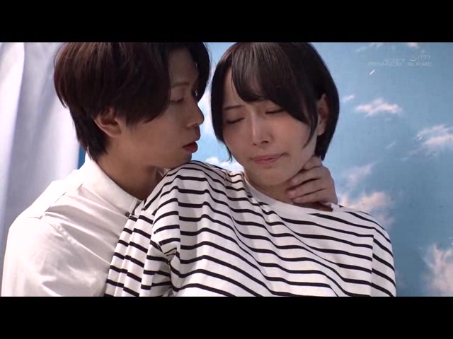 マジックミラー号　服着たままでいいのでマッサージさせてくれませんか！？と声をかけ巷で話題のクイックマッサージを初体験！愛する旦那とはミラー越し30cmの状況で声を我慢すればするほど感じちゃう・・・本物人妻が我慢できずにスカートの中で不倫SEX