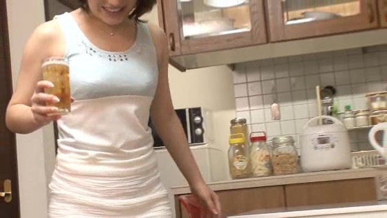 ●った夫に頼まれて仕方なく舐めだした美人妻のフェラ尻に我慢できず後ろから即ハメ３