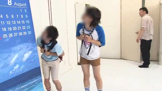 ターゲットはビキニの巨乳お姉さん！ちびっこセクハラ水着撮影会