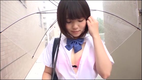 女子●生の汗や雨で濡れた透けブラとパンチラって最強だよね。　街で偶然見かけた女子●生の透けブラとパンチラをず〜と見てたら、不審者と思われて逃げられた。だけど再び見かけた時には、テレながらも女子からパンチラを見せてくれる実はエッチ大好きな女の子たちだった。