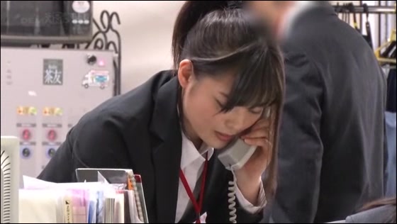 仕事に誠実なＳＯＤ女子社員が過剰クレームに半裸姿で２マ○コ対応！