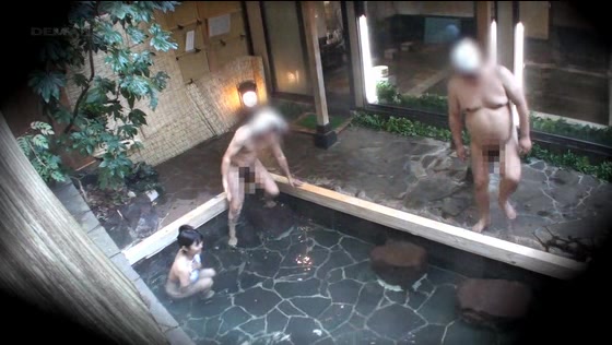 箱根温泉で見つけたお嬢さん タオル一枚男湯入ってみませんか？卒業祝い女子大生限定スペシャル！胸・ワキの下・お尻・股間･･･男性客に全身の敏感ポイントの湯しずくを舐め取ってもらう赤面必至の特別羞恥ミッション！！