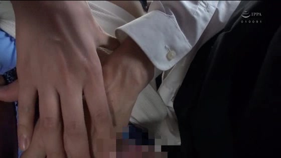 満員バスで人妻のボインが女性体験ゼロの僕の体に密着! パンパンに腫れたチ〇ポを股間に感じて奥様のハァハァも止まらない。車内でグリグリ挿入させられちゃった!