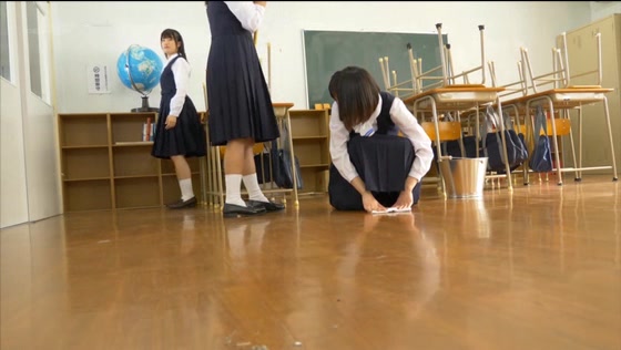 突然、どろっどろ精子が降り注がれる日常 学園生活で「常にぶっかけ」女子○生2