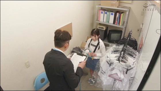 入学準備で学校指定販売店にやってきた胸の膨らみはじめの無知な女の子に●撮イタズラ