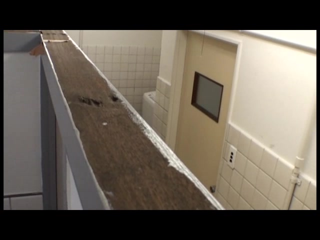 トイレ掃除のおばさんかと思いきやエロい身体の極上お姉さん！？